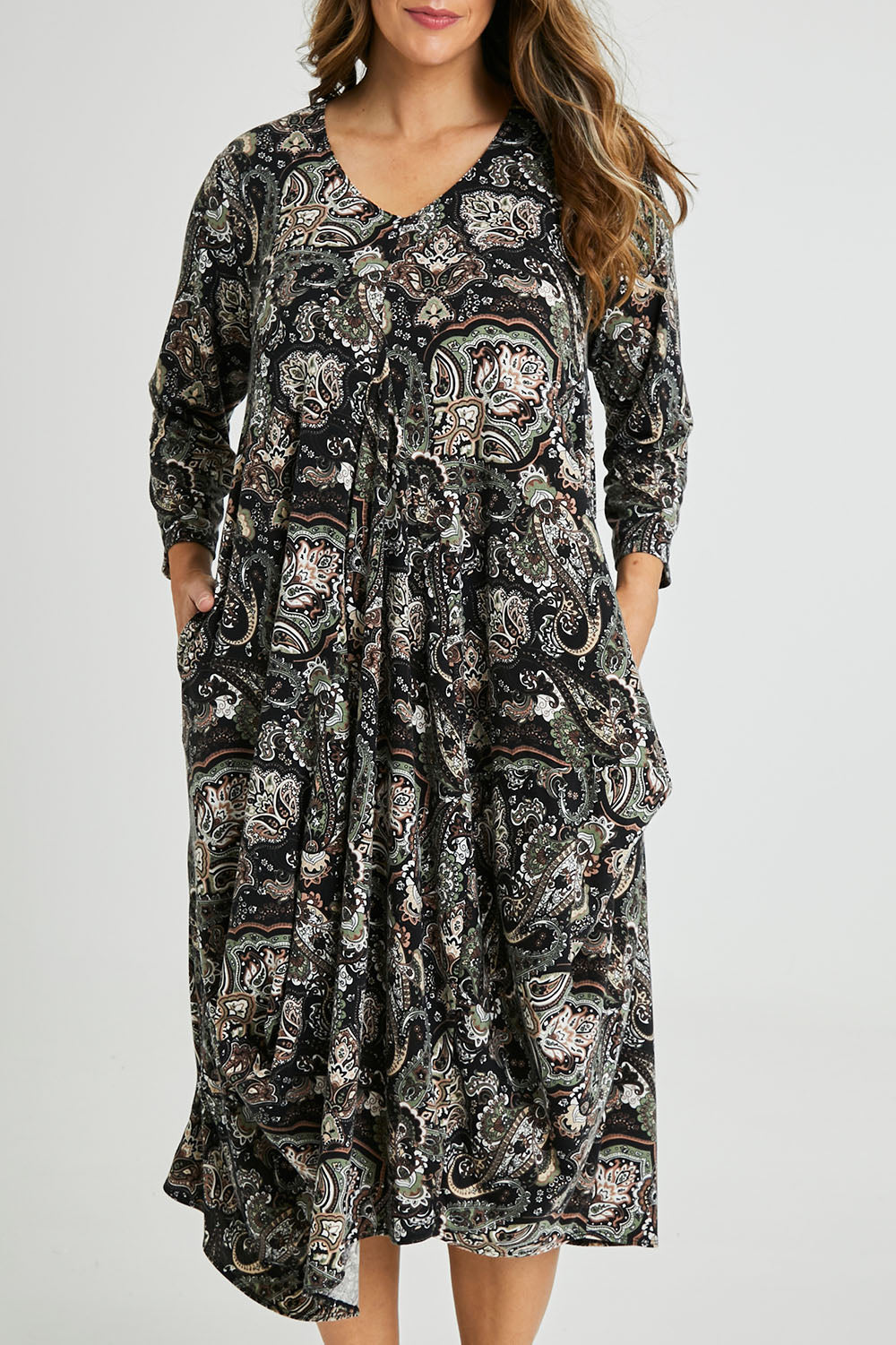 Model Laura wearing size 14 of the Jo Jo Print Jersey Dress in colour Green (Green), from the front, cropped image