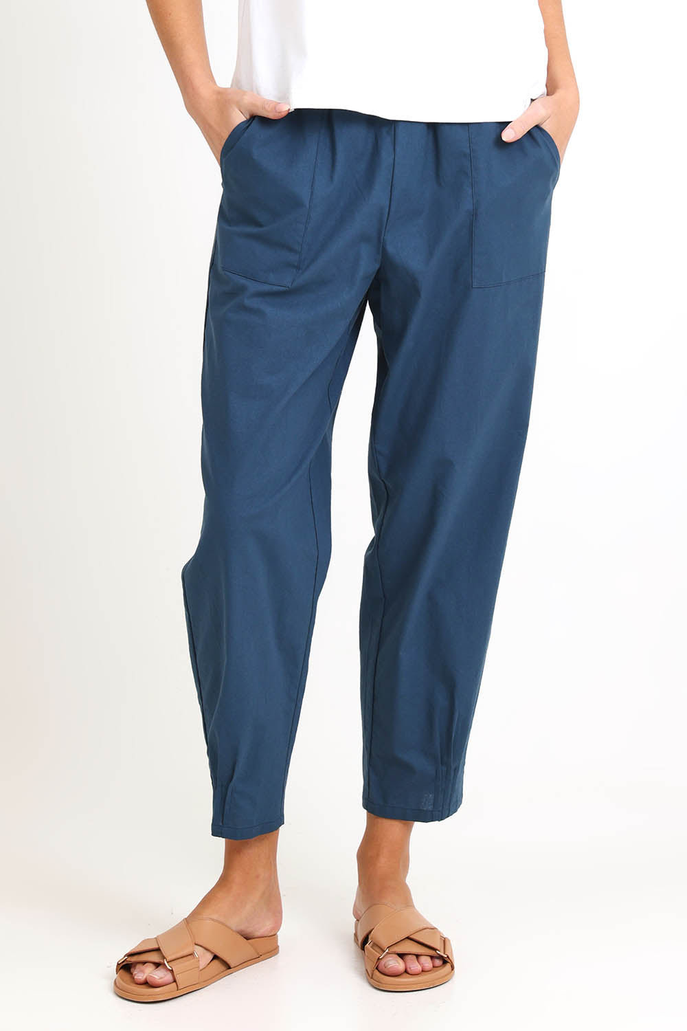 Model Madelinec wearing size 10 of the Cotton Linen Comfort Pant – Ink in colour Ink, in a cropped view