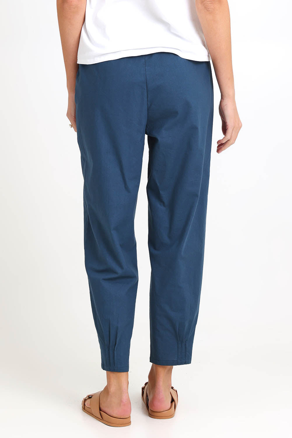 Model Madelinec wearing size 10 of the Cotton Linen Comfort Pant – Ink in colour Ink, from the front
