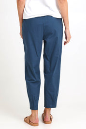 Model Madelinec wearing size 10 of the Cotton Linen Comfort Pant – Ink in colour Ink, from the front