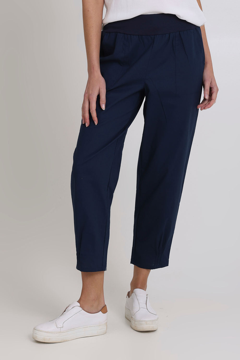 Model Madeline wearing size 10 of the Cotton Linen Comfort Pant in colour Navy (Blue), from the front, cropped image