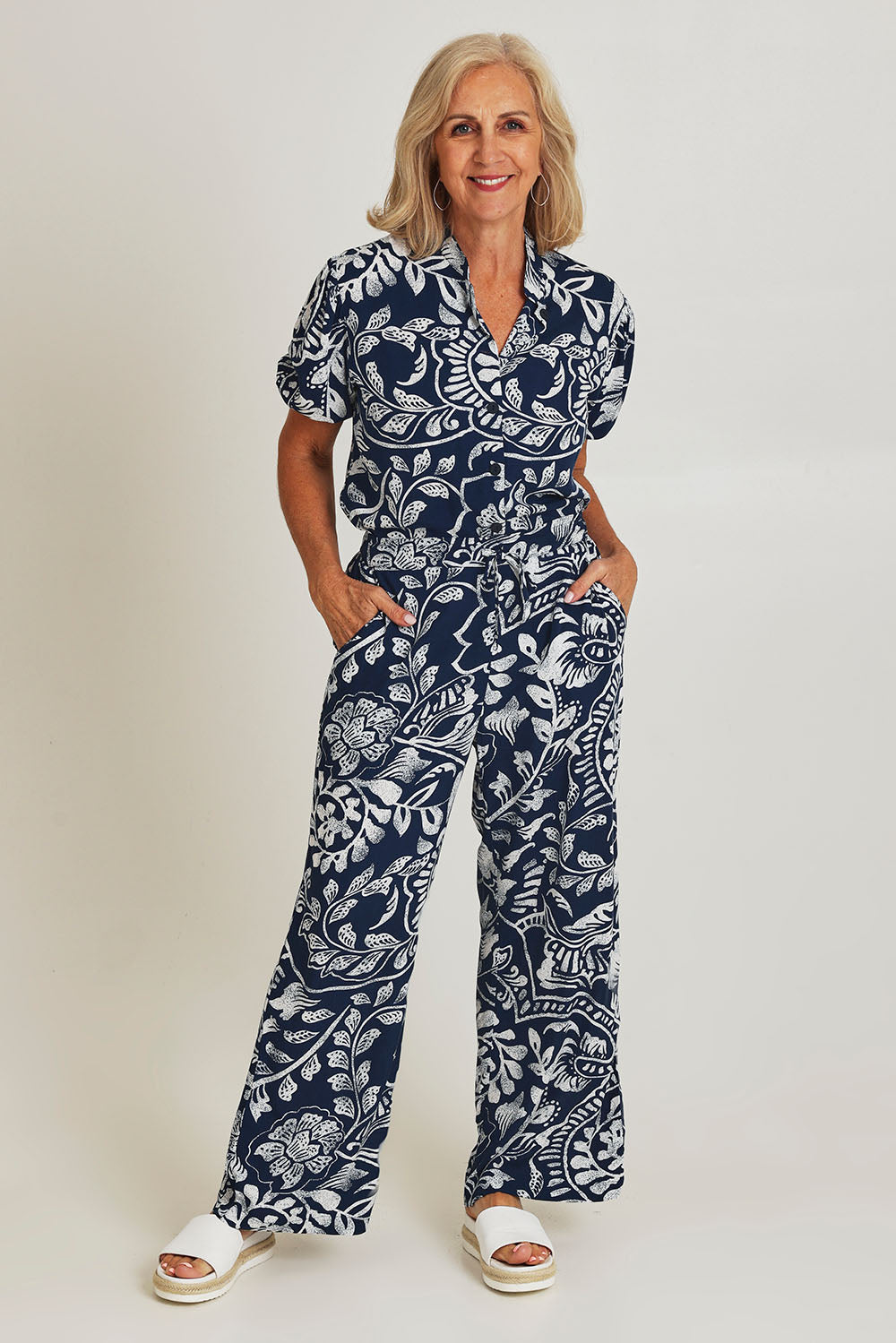 Model Sandy wearing size 10 of the Loose Fit Pant in colour Navywhite (Blue), from the front, showing the whole outfit