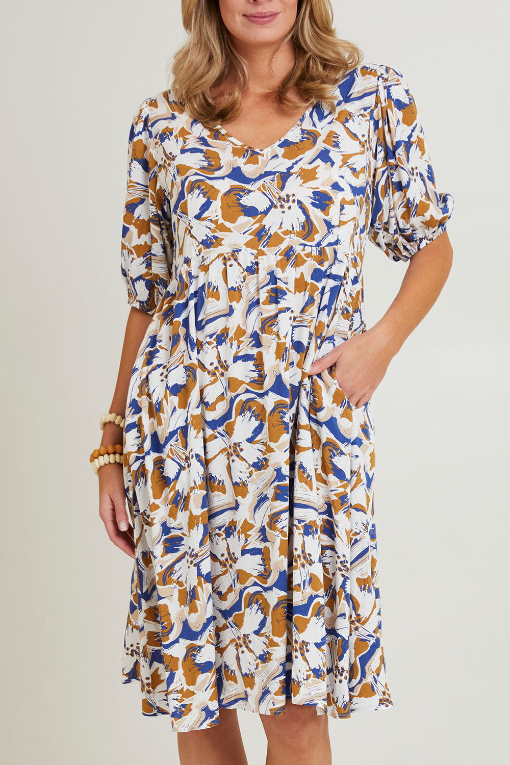 Model Grace wearing size 10 of the Billow Pocket Print Dress in colour Toffee (Blue), from the front, cropped image