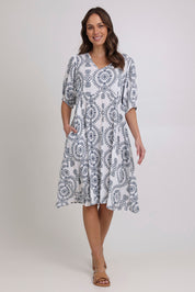 Model Madeline wearing size 10 of the Billow Pocket Print Dress in colour Whitenavy, from the front, showing the whole outfit
