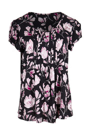 Product shot of the Kirra Pintuck Top – Blkfloral in colour Blkfloral, from the front