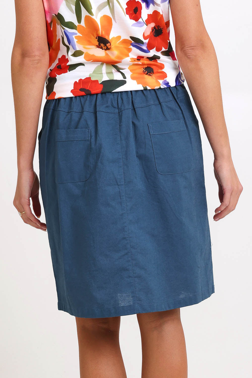 Model Madelinec wearing size 10 of the Linen Pocket Skirt – Ink in colour Ink, from the back