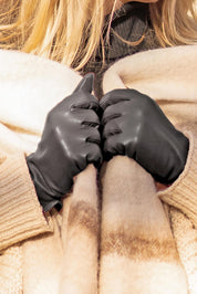 A model wearing the Classic Leather Gloves in colour Black (Black), from the front, showing the whole outfit