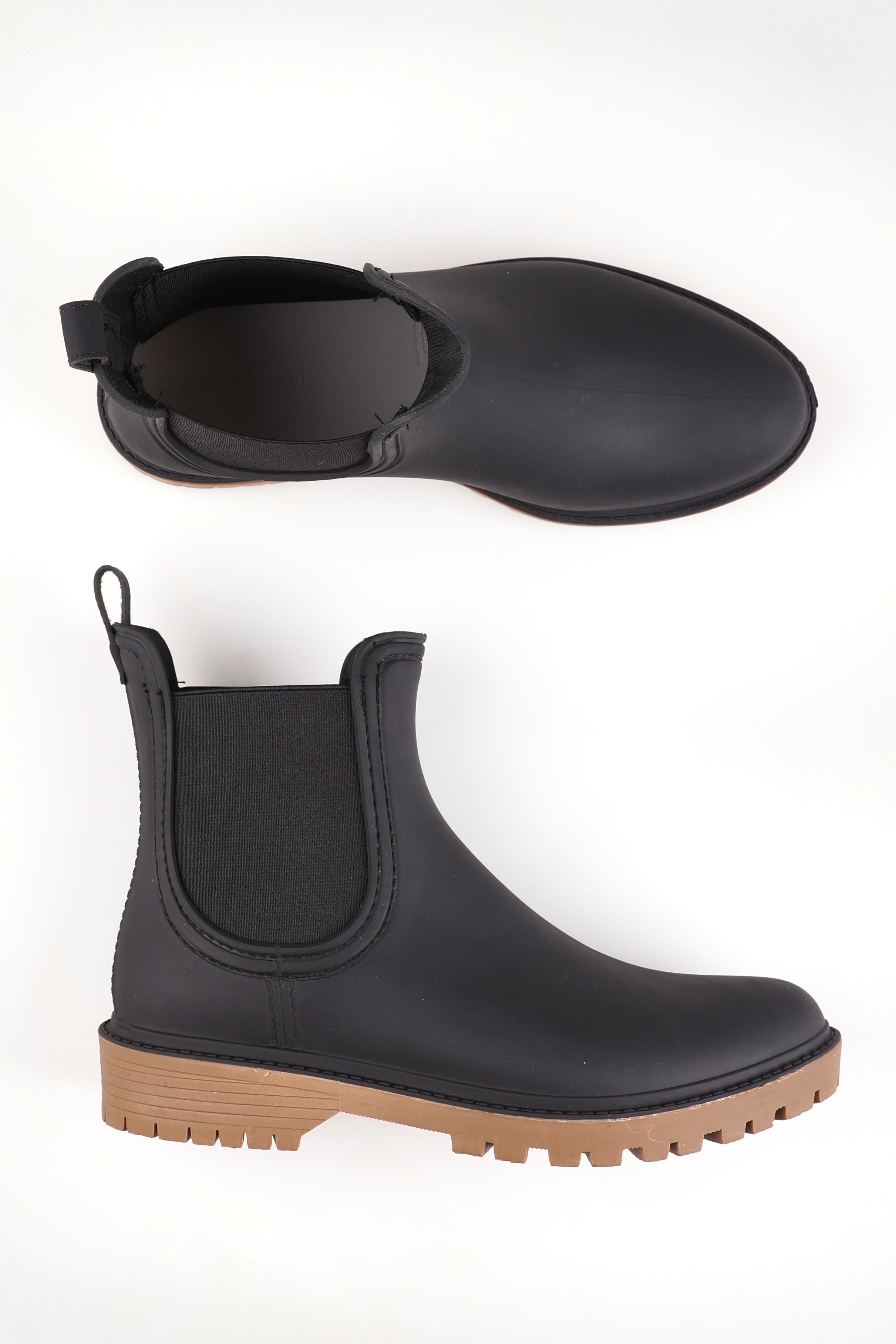 A model wearing size 37 of the Laurina2 Gumboot in colour Black (Black), from the front, showing the whole outfit