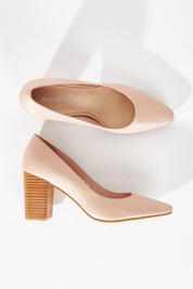 A model wearing size 37 of the Sabena Leather Heel in colour Dknude, from the front, showing the whole outfit