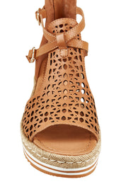 Product shot of the Accra Leather Sandal in colour Darktan, detail