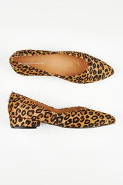 A model wearing size 37 of the Eunika Leather Loafer in colour Lttanleop, from the front, showing the whole outfit