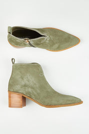 A model wearing size 37 of the Fordon Suede Ankle Boot in colour Khakisuede (Green), from the front, showing the whole outfit