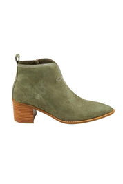 Product shot of the Fordon Suede Ankle Boot in colour Khakisuede (Green), from the front