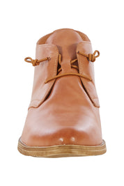 Product shot of the Karaf Flat in colour Tan, detail