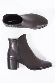 A model wearing size 37 of the Mockas Ankle Boot in colour BlackBlack (Black), from the front, showing the whole outfit