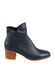 Product shot of the Mockas Ankle Boot in colour Navyleath (Blue), from the front