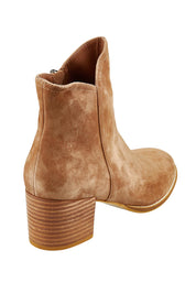 Product shot of the Mockas Ankle Boot in colour Whisky, from the back
