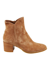 Product shot of the Mockas Ankle Boot in colour Whisky, from the front