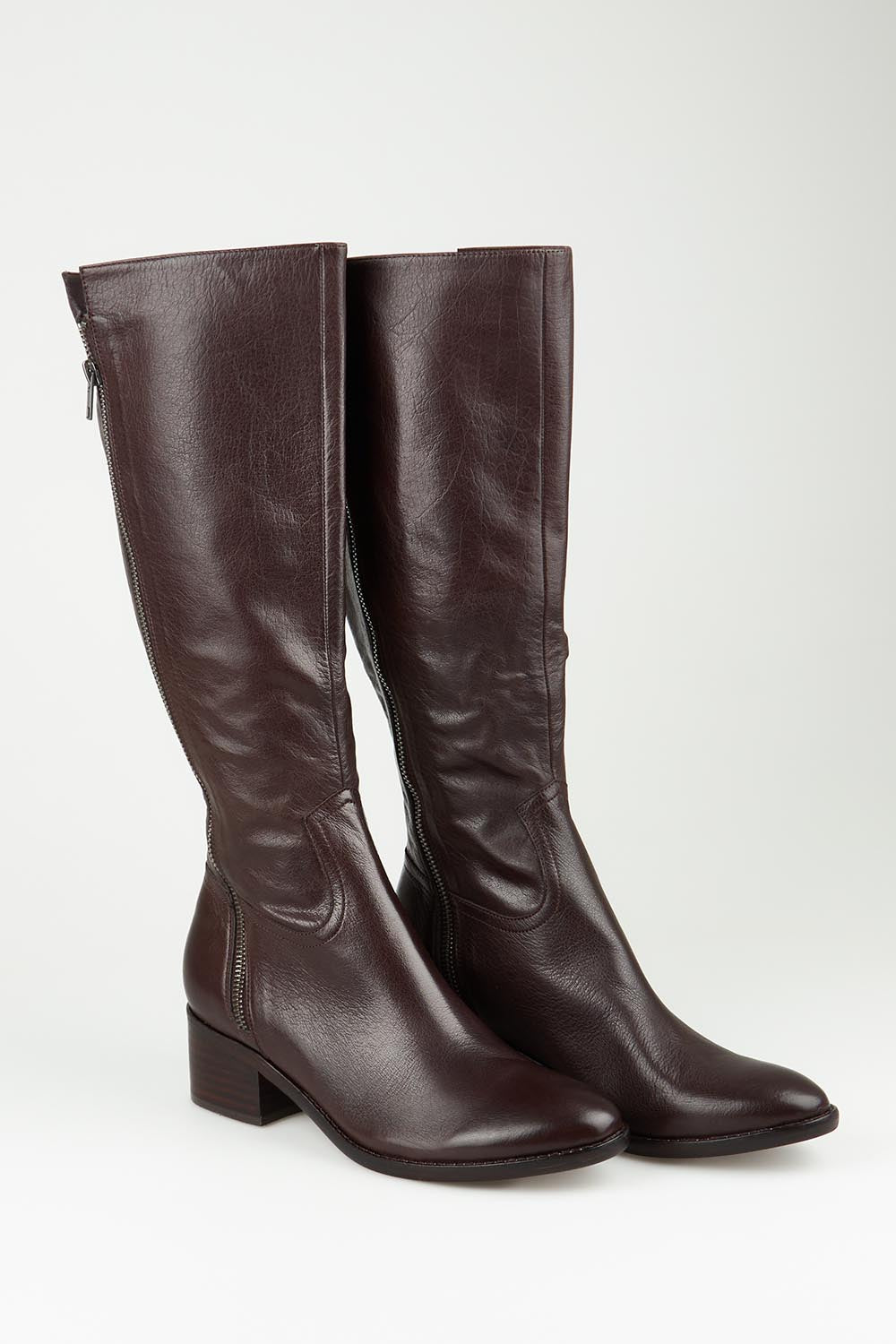 A model wearing size 37 of the Pector Leather Knee Boot in colour Chocolate, from the front, showing the whole outfit