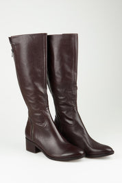 A model wearing size 37 of the Pector Leather Knee Boot in colour Chocolate, from the front, showing the whole outfit