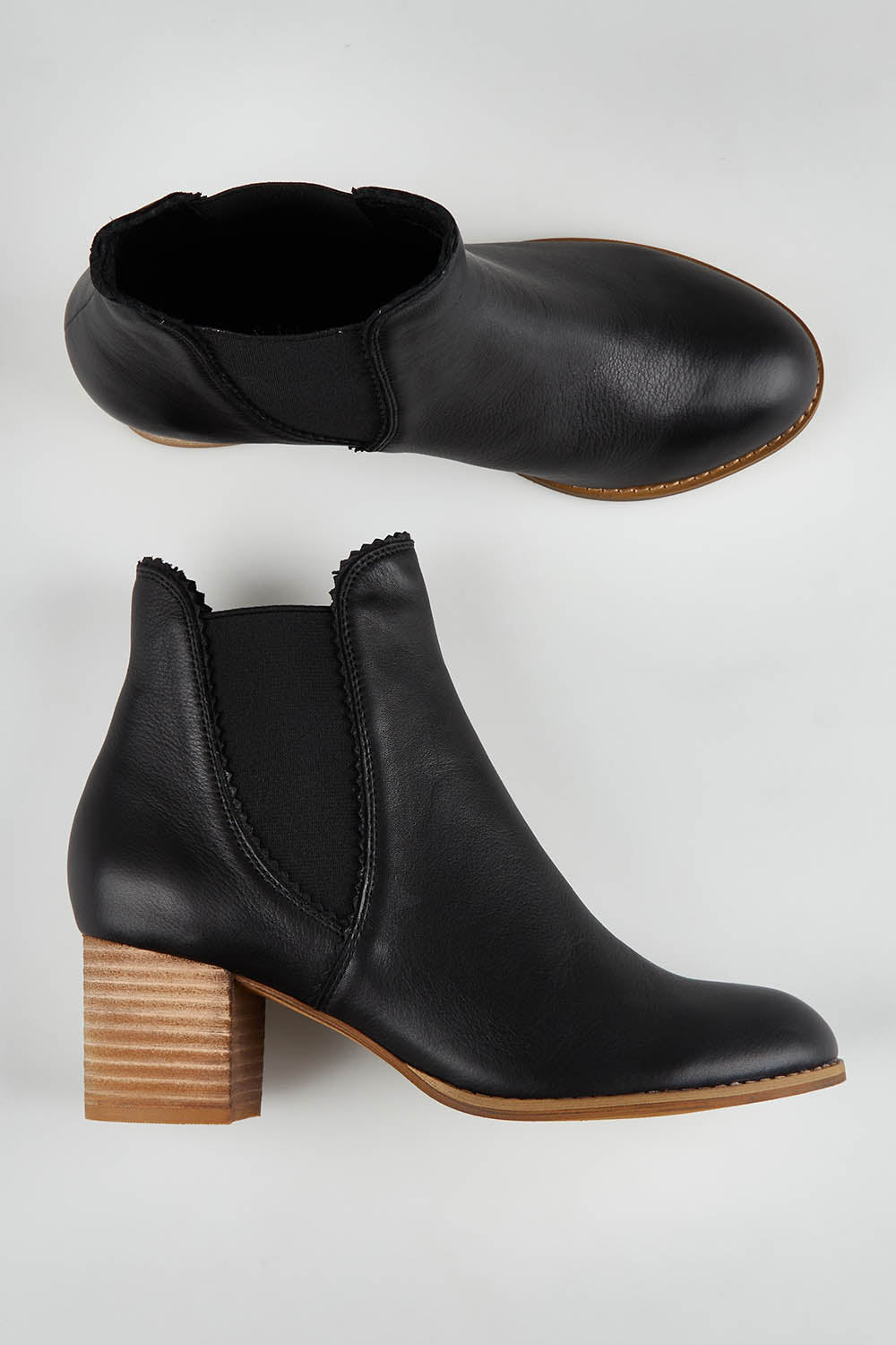 A model wearing size 36 of the Sadore Boot in colour Black (Black), from the front, showing the whole outfit