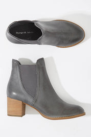 A model wearing size 36 of the Sadore Boot in colour DarkGrey (Grey), from the front, showing the whole outfit
