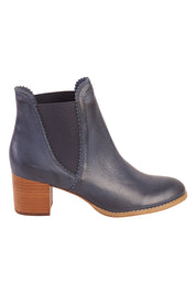 Product shot of the Sadore Boot in colour Navy (Blue), from the front