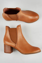 A model wearing size 36 of the Sadore Boot in colour TanLeath, from the front, showing the whole outfit