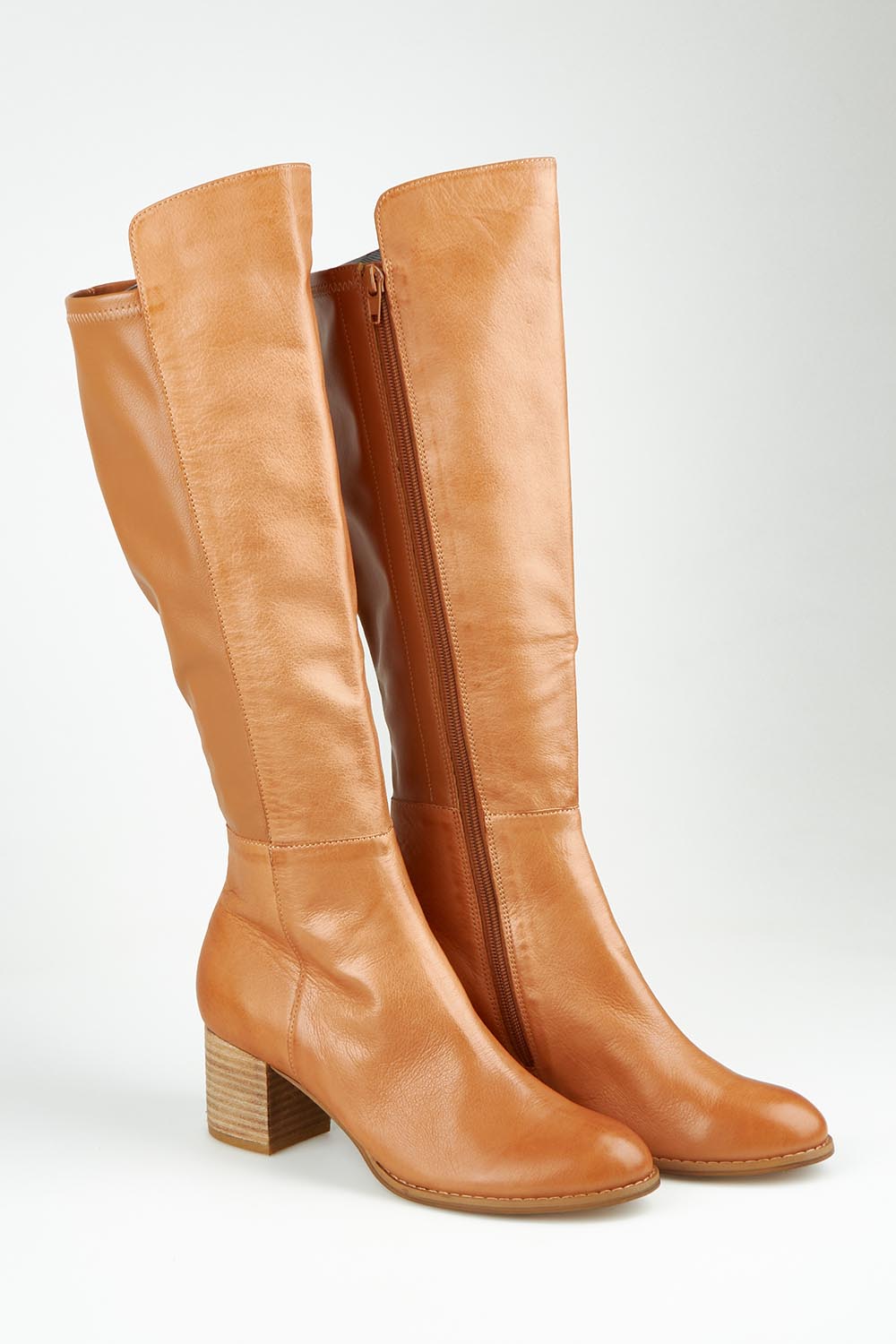 A model wearing size 37 of the Setley Stretch Boot in colour Dktan, from the front, showing the whole outfit