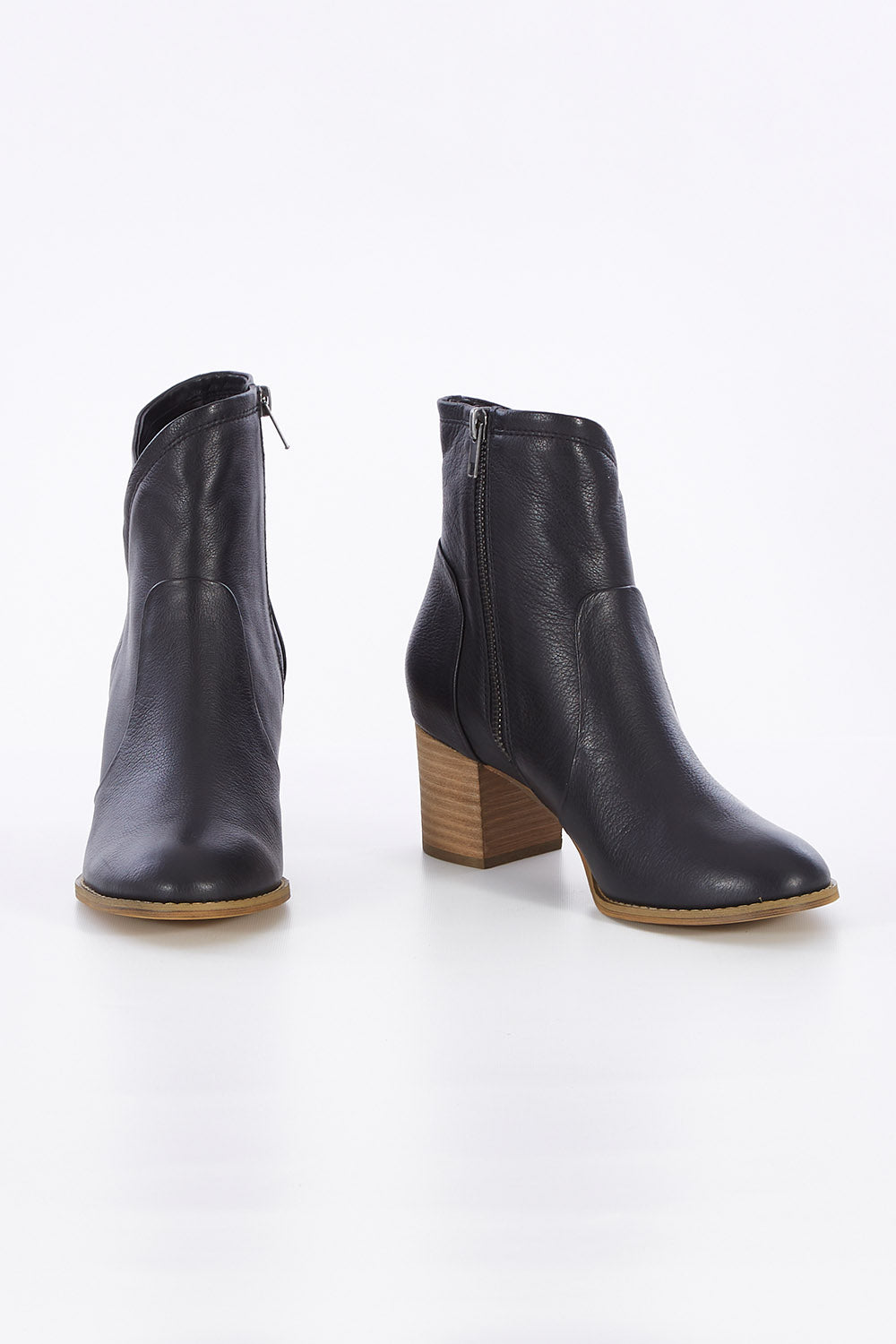 A model wearing size 38 of the Slack Boot in colour Black (Black), from the front, showing the whole outfit