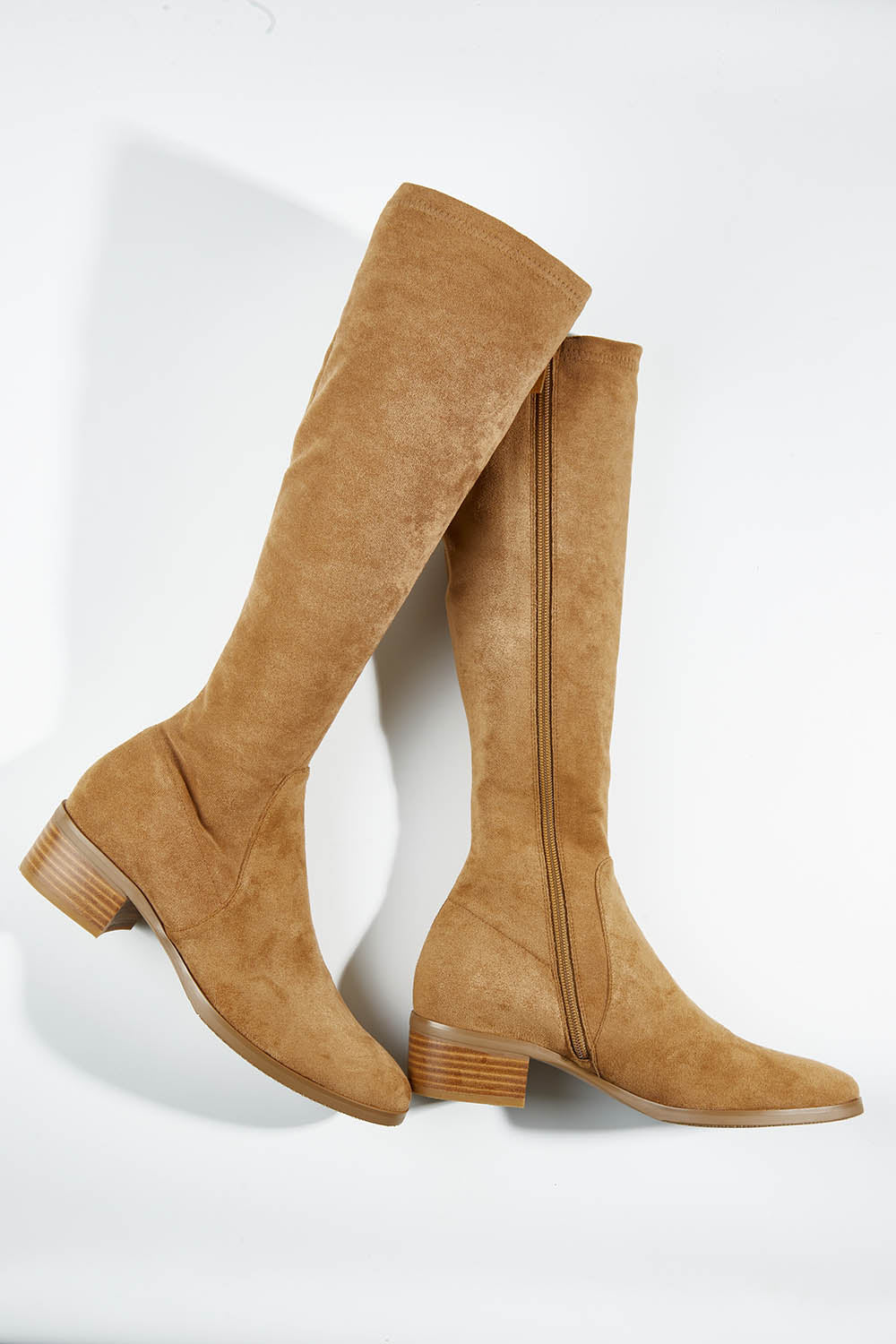A model wearing size 37 of the Timothie Microsuede Calf Boot in colour Camelstret, from the front, showing the whole outfit
