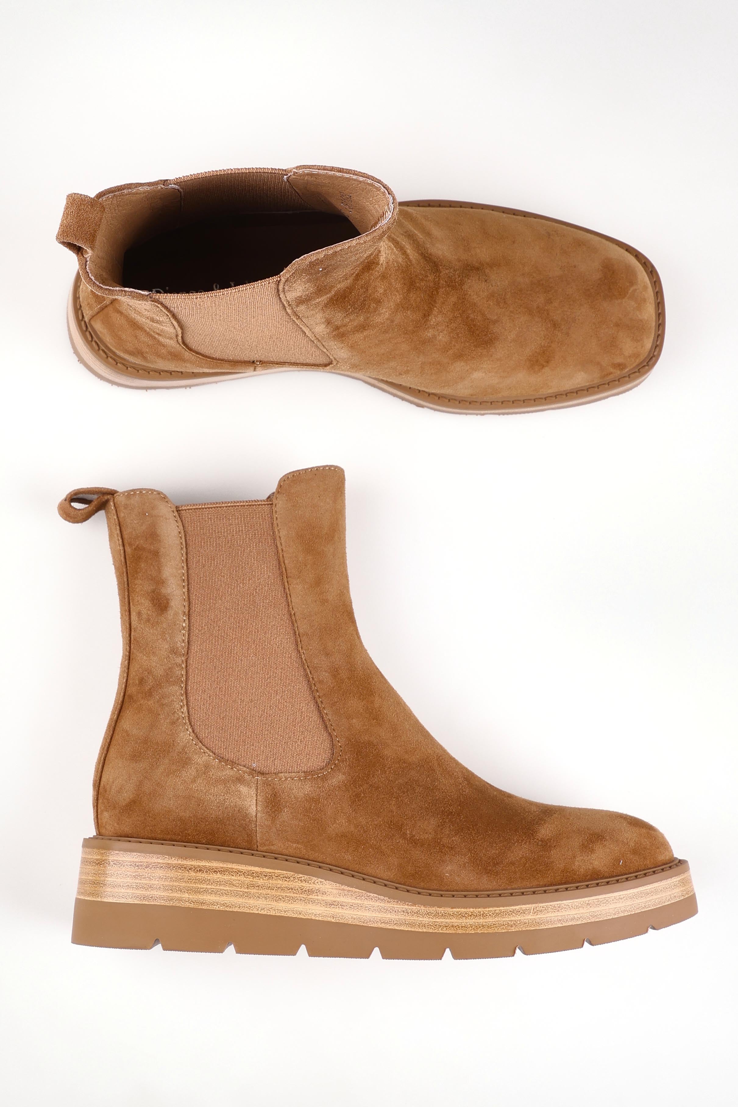 A model wearing size 37 of the Toovi Leather Ankle Boot in colour Nutmegnat, from the front, showing the whole outfit
