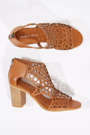 A model wearing size 37 of the Viable Leather Heel in colour Tan, from the front, showing the whole outfit