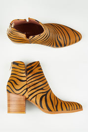 A model wearing size 37 of the Zills Leather Ankle Boot in colour Tantiger, from the front, showing the whole outfit