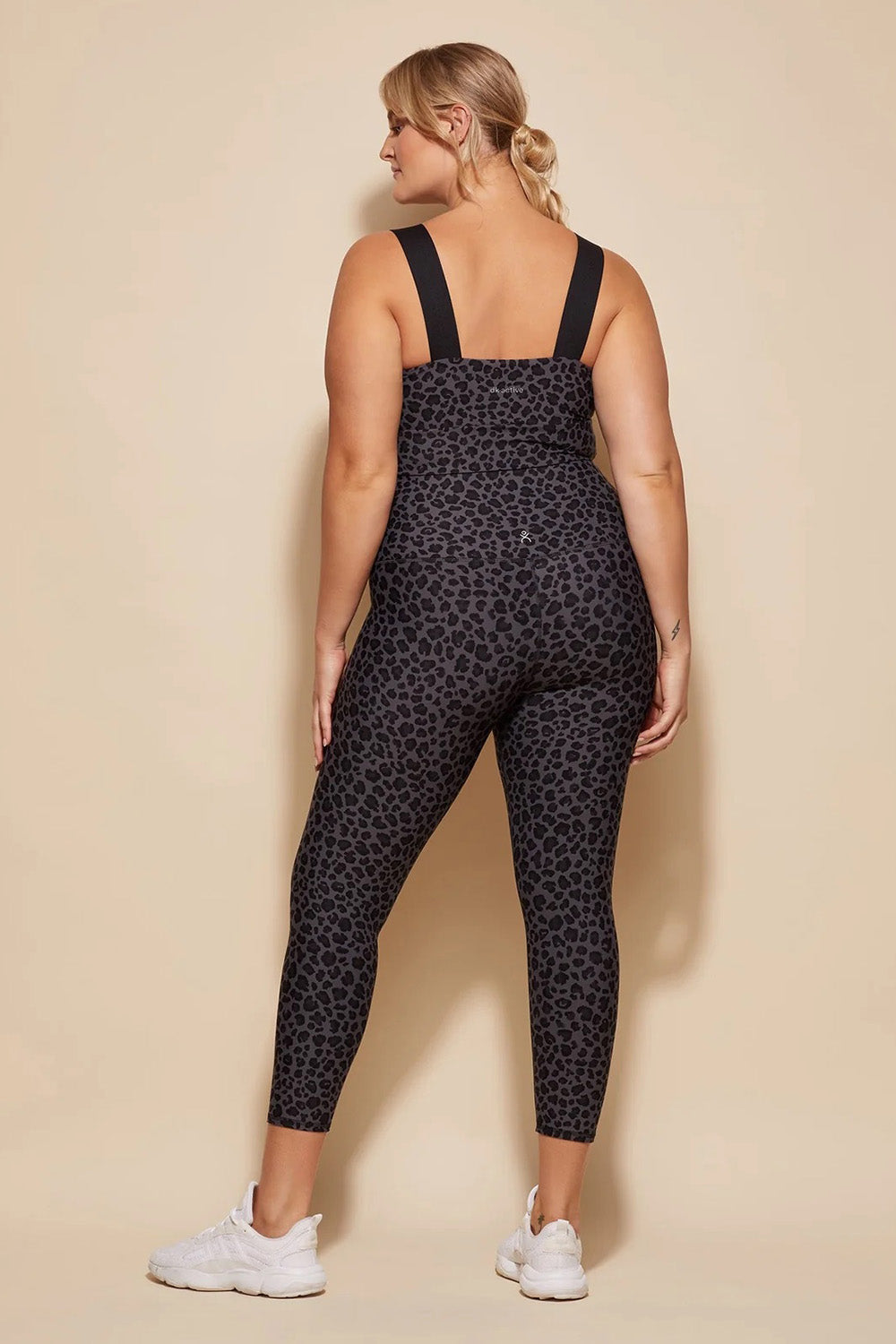 A model wearing the Utopia Tight in colour Leopardsmk (Grey), from the front, showing the whole outfit