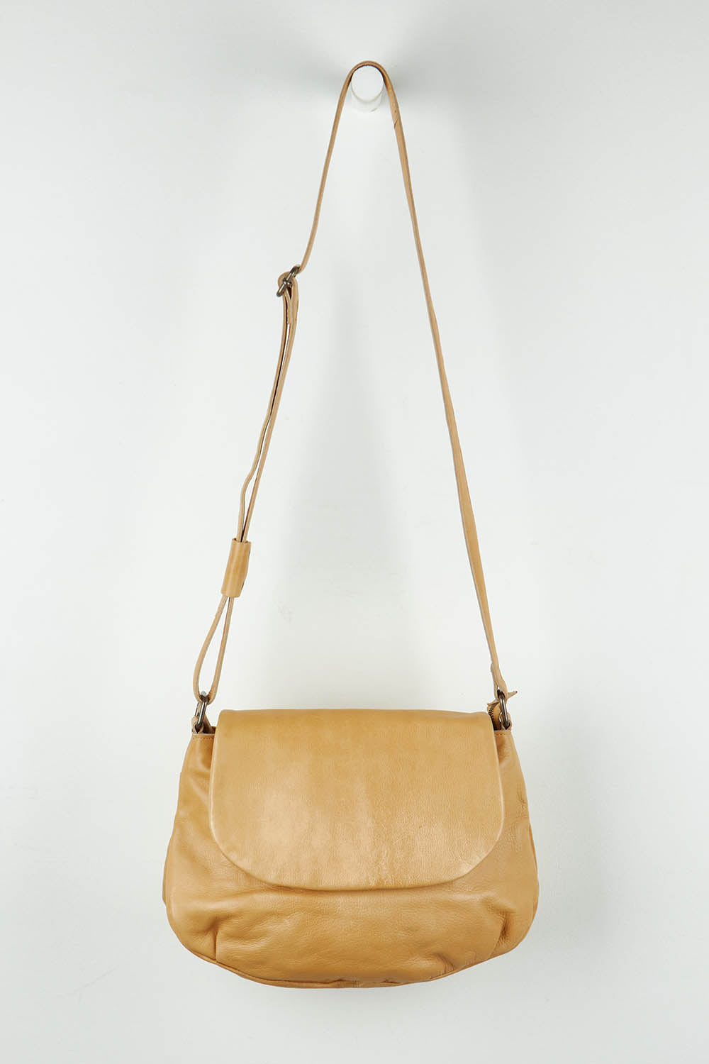 A model wearing size OneSize of the Grace Leather Bag in colour Sand, from the front, showing the whole outfit