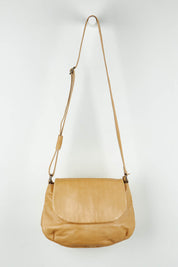 A model wearing size OneSize of the Grace Leather Bag in colour Sand, from the front, showing the whole outfit