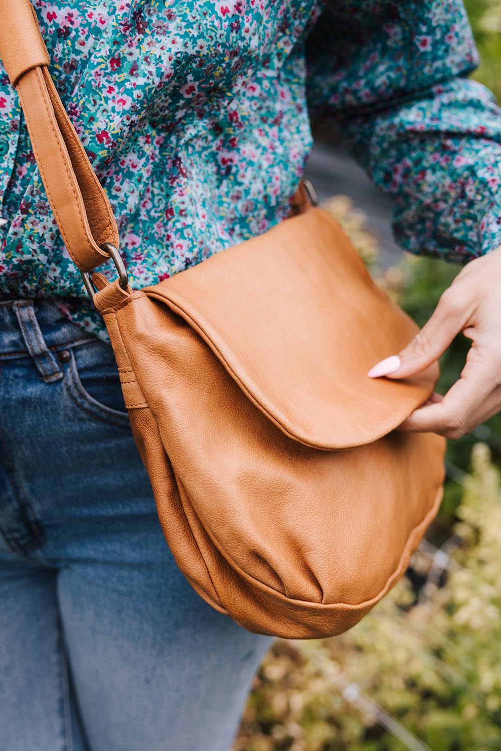 A model wearing the Grace Leather Bag in colour Tan, from the front, showing the whole outfit