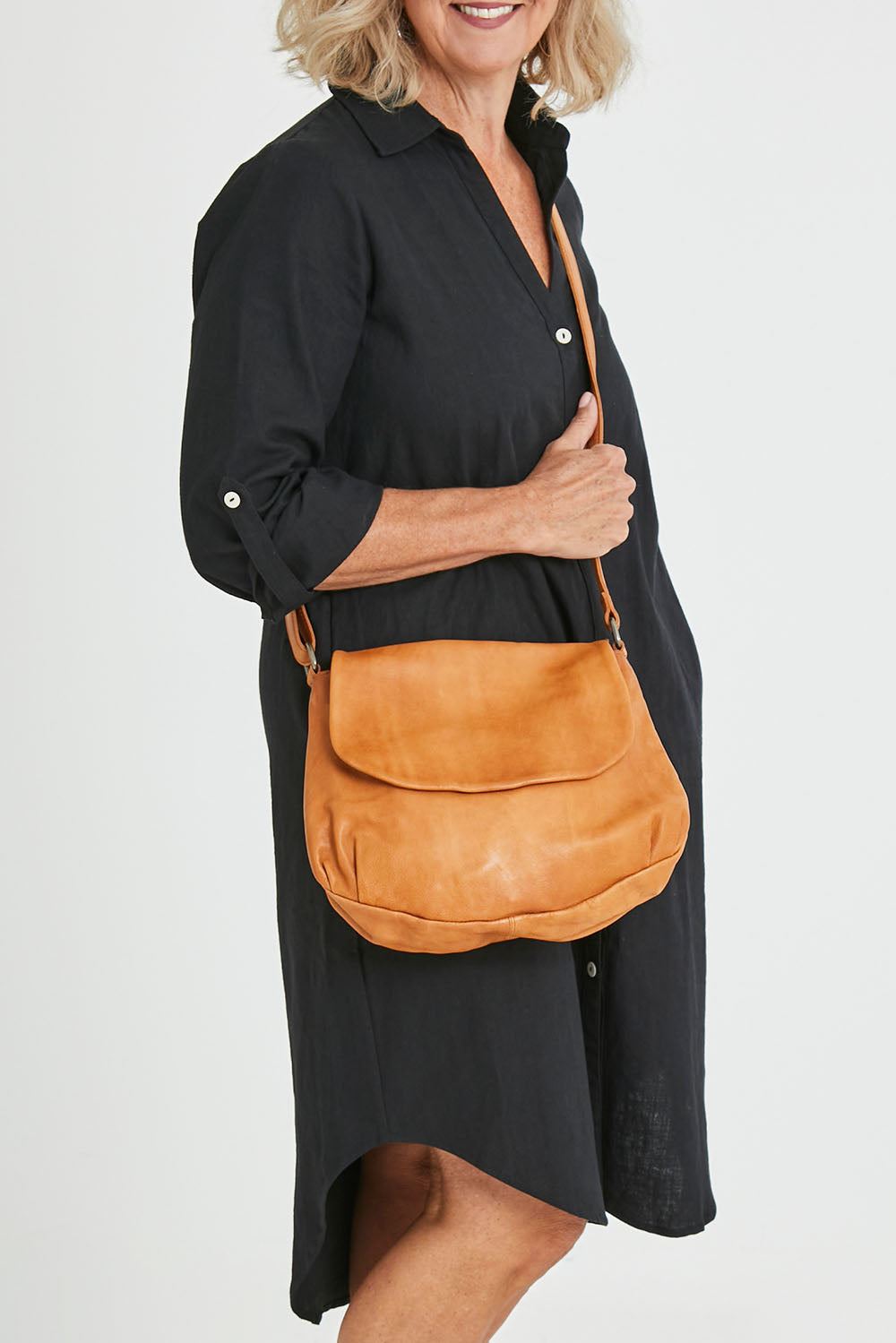 Model Sandy wearing size OneSize of the Grace Leather Bag in colour Tan, from the front, cropped image