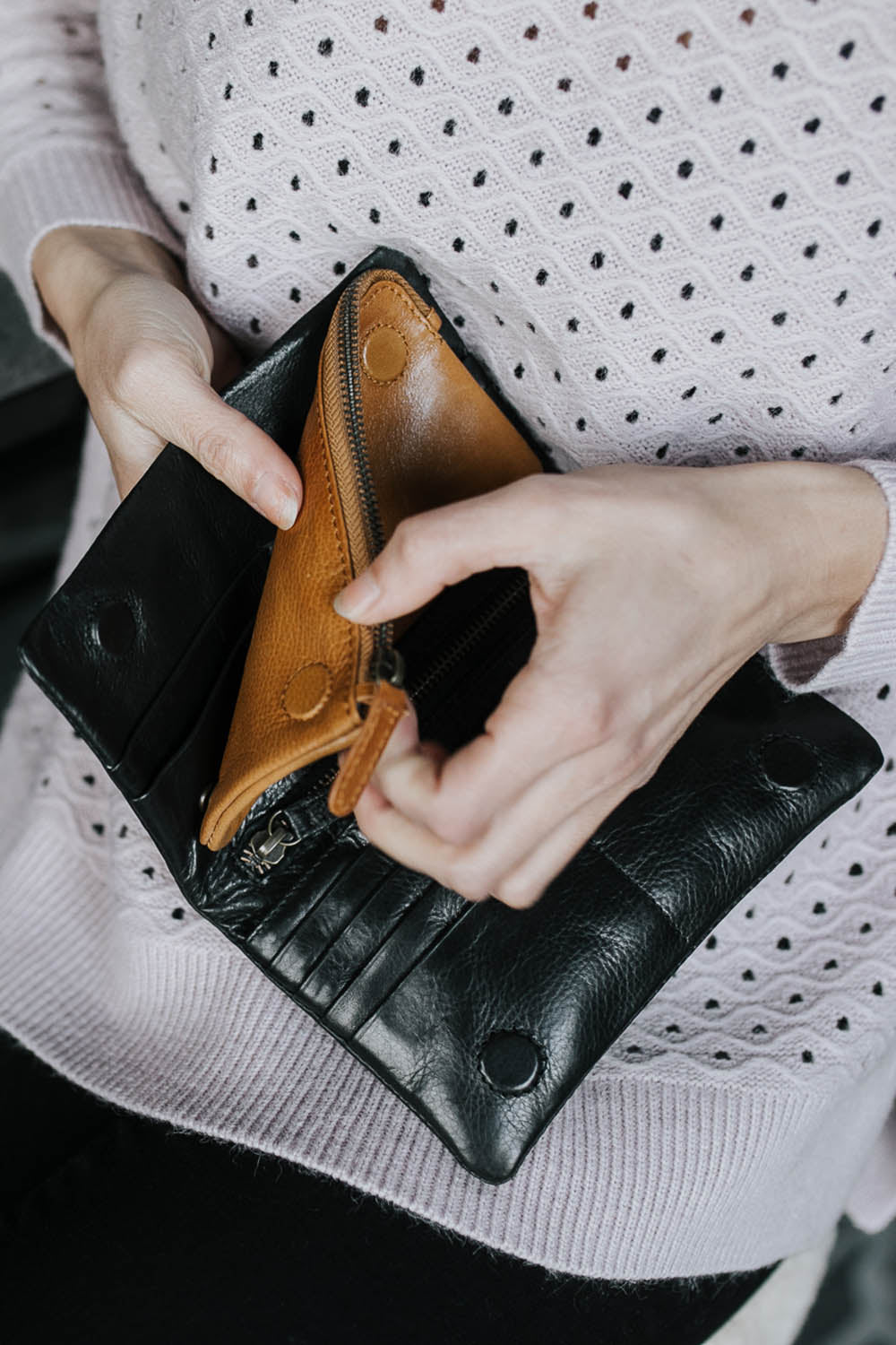 A model wearing the Jane Leather Purse in colour Blacktan (Black), from the front, showing the whole outfit