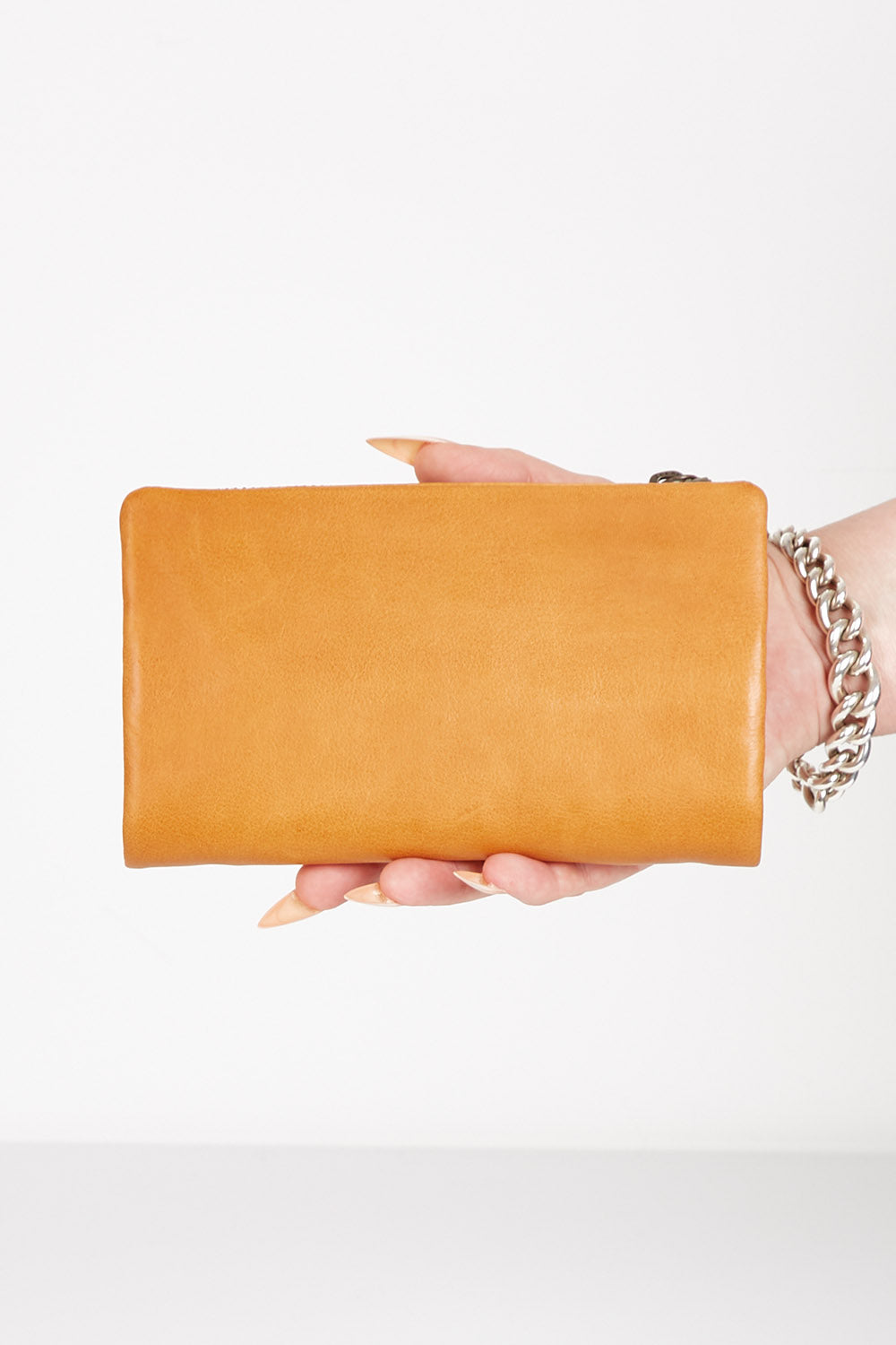 A model wearing size OneSize of the Jane Leather Purse in colour Tanolive, from the front, showing the whole outfit