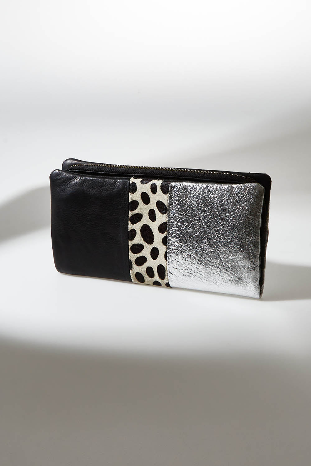 A model wearing size OneSize of the Lasca Leather Purse in colour Silvspoblk (Black), from the front, showing the whole outfit