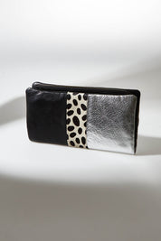 A model wearing size OneSize of the Lasca Leather Purse in colour Silvspoblk (Black), from the front, showing the whole outfit