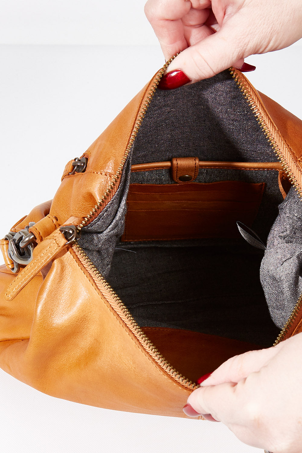 Product shot of size OneSize of the Poppy Leather Bag in colour Tan, detail