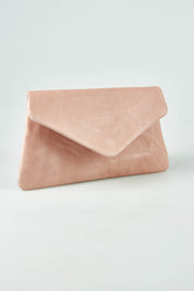 A model wearing the Riley Leather Clutch in colour Duskypink (Pink), from the front, showing the whole outfit