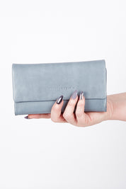 A model wearing size OneSize of the Rose Leather Purse in colour Steelgrey (Grey), from the front, showing the whole outfit