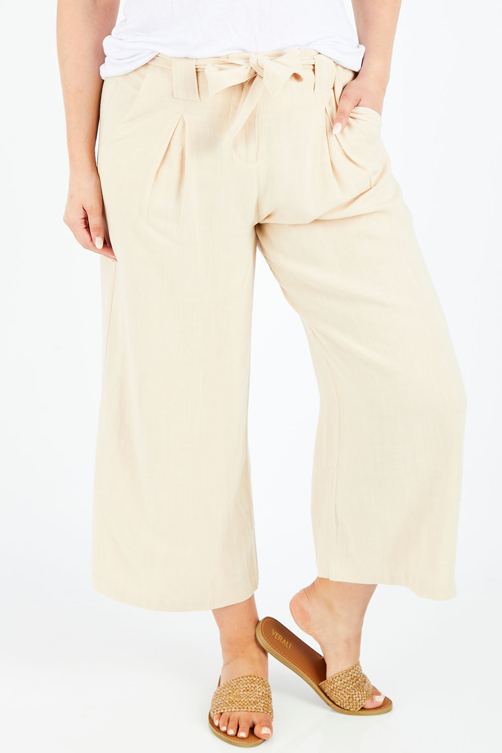 Model Jess wearing size L of the Manyara Culotte in colour Clay, from the front, cropped image