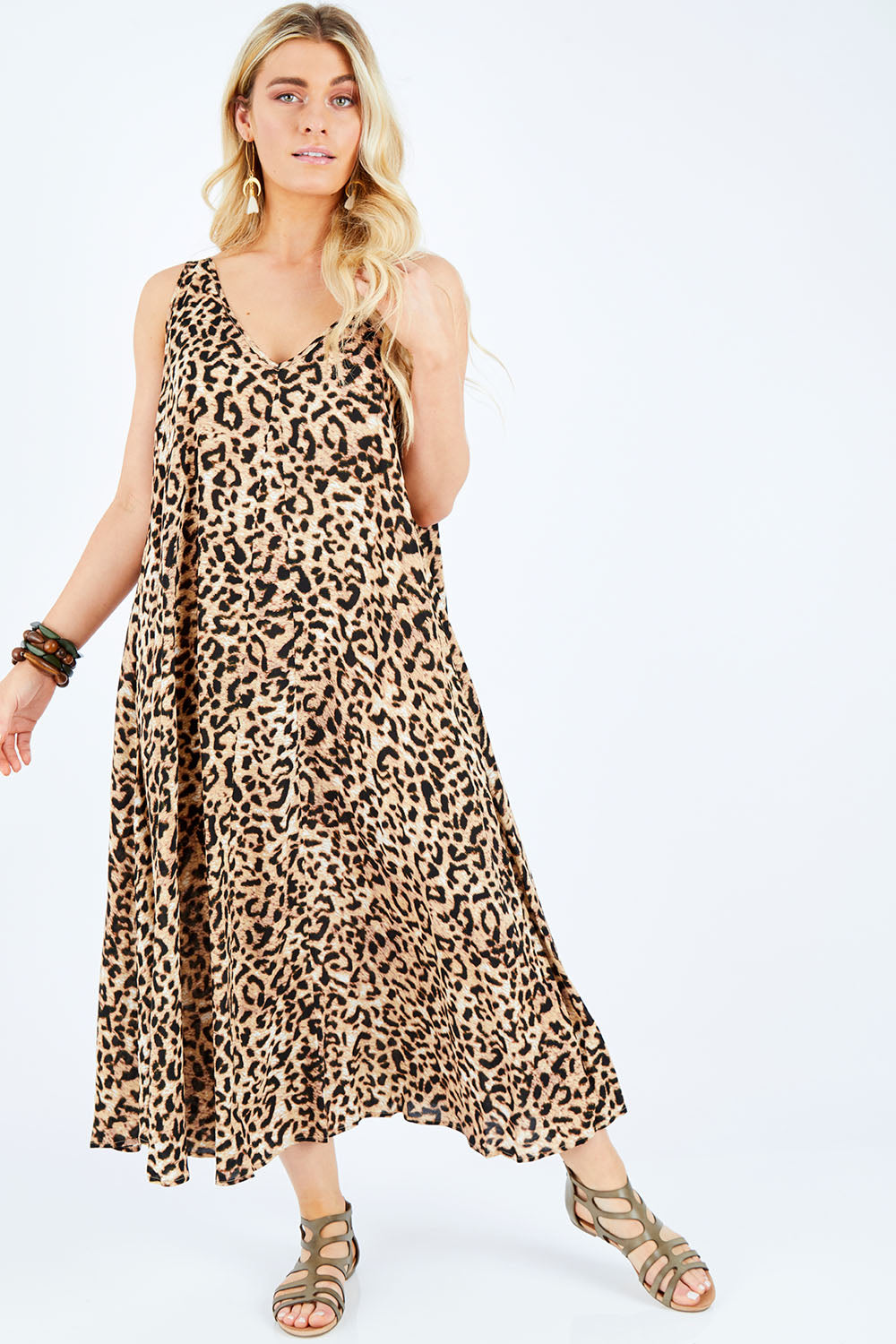 Model Hayley wearing size OneSize of the Savannah Maxi in colour Cheetah, from the front, showing the whole outfit