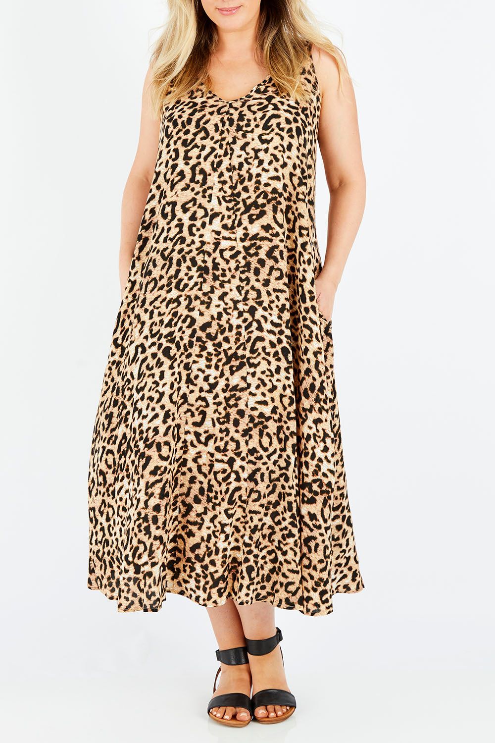 Model Jess wearing size OneSize of the Savannah Maxi in colour Cheetah, from the front, cropped image