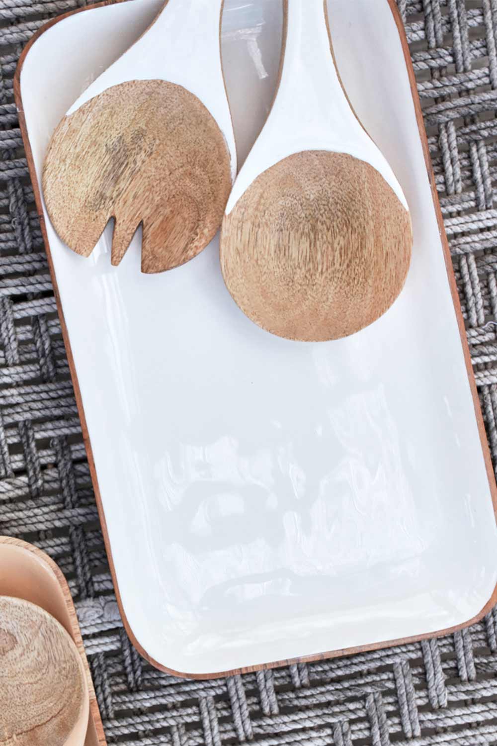 Product shot of the Savannah Platter in colour White (White), detail